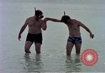 Standbild Flieger am Strand Diego Garcia Insel im Indischen Ozean, 1979, aus Sekunde 60 historischem Filmmaterial Videoclip 65675055646