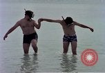 Standbild Flieger am Strand Diego Garcia Insel im Indischen Ozean, 1979, aus Sekunde 61 historischem Filmmaterial Videoclip 65675055646