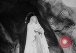 Standbild der heiligen Bernadette's Centennial Washington DC USA, 1958, aus Sekunde 20 historischem Filmmaterial Videoclip 65675055661