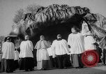 Standbild der heiligen Bernadette's Centennial Washington DC USA, 1958, aus Sekunde 25 historischem Filmmaterial Videoclip 65675055661