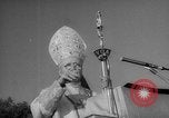 Standbild der heiligen Bernadette's Centennial Washington DC USA, 1958, aus Sekunde 37 historischem Filmmaterial Videoclip 65675055661