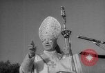 Standbild der heiligen Bernadette's Centennial Washington DC USA, 1958, aus Sekunde 38 historischem Filmmaterial Videoclip 65675055661