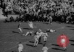 Standbild Fußballspiel East Lansing Michigan USA, 1958, aus Sekunde 18 historischem Filmmaterial Videoclip 65675055663