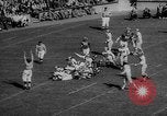 Standbild Fußballspiel East Lansing Michigan USA, 1958, aus Sekunde 22 historischem Filmmaterial Videoclip 65675055663