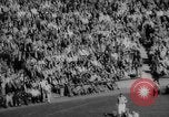 Standbild Fußballspiel East Lansing Michigan USA, 1958, aus Sekunde 25 historischem Filmmaterial Videoclip 65675055663