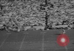 Standbild Fußballspiel East Lansing Michigan USA, 1958, aus Sekunde 30 historischem Filmmaterial Videoclip 65675055663