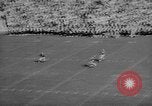 Standbild Fußballspiel East Lansing Michigan USA, 1958, aus Sekunde 32 historischem Filmmaterial Videoclip 65675055663