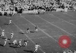 Standbild Fußballspiel East Lansing Michigan USA, 1958, aus Sekunde 40 historischem Filmmaterial Videoclip 65675055663