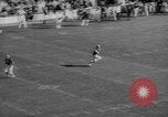 Standbild Fußballspiel East Lansing Michigan USA, 1958, aus Sekunde 43 historischem Filmmaterial Videoclip 65675055663