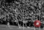 Standbild Fußballspiel East Lansing Michigan USA, 1958, aus Sekunde 46 historischem Filmmaterial Videoclip 65675055663
