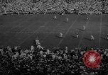 Standbild Fußballspiel East Lansing Michigan USA, 1958, aus Sekunde 56 historischem Filmmaterial Videoclip 65675055663