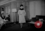 Standbild Leder fashion parade Pazifik, 1960, aus Sekunde 8 historischem Filmmaterial Videoclip 65675055684