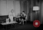 Standbild Leder fashion parade Pazifik, 1960, aus Sekunde 17 historischem Filmmaterial Videoclip 65675055684
