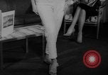 Standbild Leder fashion parade Pazifik, 1960, aus Sekunde 25 historischem Filmmaterial Videoclip 65675055684