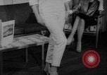 Standbild Leder fashion parade Pazifik, 1960, aus Sekunde 27 historischem Filmmaterial Videoclip 65675055684