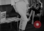 Standbild Leder fashion parade Pazifik, 1960, aus Sekunde 28 historischem Filmmaterial Videoclip 65675055684