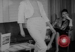 Standbild Leder fashion parade Pazifik, 1960, aus Sekunde 30 historischem Filmmaterial Videoclip 65675055684