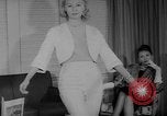 Standbild Leder fashion parade Pazifik, 1960, aus Sekunde 31 historischem Filmmaterial Videoclip 65675055684