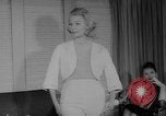 Standbild Leder fashion parade Pazifik, 1960, aus Sekunde 32 historischem Filmmaterial Videoclip 65675055684