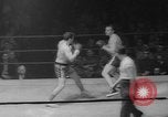 Standbild goldene Handschuhe New York City USA, 1960, aus Sekunde 11 historischem Filmmaterial Videoclip 65675055687
