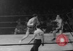 Standbild goldene Handschuhe New York City USA, 1960, aus Sekunde 12 historischem Filmmaterial Videoclip 65675055687