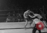 Standbild goldene Handschuhe New York City USA, 1960, aus Sekunde 13 historischem Filmmaterial Videoclip 65675055687