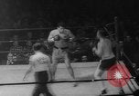 Standbild goldene Handschuhe New York City USA, 1960, aus Sekunde 16 historischem Filmmaterial Videoclip 65675055687