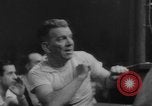 Standbild goldene Handschuhe New York City USA, 1960, aus Sekunde 17 historischem Filmmaterial Videoclip 65675055687