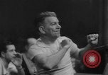 Standbild goldene Handschuhe New York City USA, 1960, aus Sekunde 18 historischem Filmmaterial Videoclip 65675055687