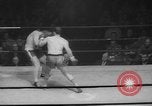Standbild goldene Handschuhe New York City USA, 1960, aus Sekunde 19 historischem Filmmaterial Videoclip 65675055687