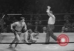 Standbild goldene Handschuhe New York City USA, 1960, aus Sekunde 24 historischem Filmmaterial Videoclip 65675055687