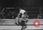 Standbild goldene Handschuhe New York City USA, 1960, aus Sekunde 25 historischem Filmmaterial Videoclip 65675055687