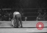 Standbild goldene Handschuhe New York City USA, 1960, aus Sekunde 27 historischem Filmmaterial Videoclip 65675055687
