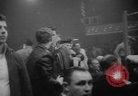 Standbild goldene Handschuhe New York City USA, 1960, aus Sekunde 29 historischem Filmmaterial Videoclip 65675055687