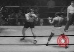 Standbild goldene Handschuhe New York City USA, 1960, aus Sekunde 30 historischem Filmmaterial Videoclip 65675055687