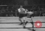 Standbild goldene Handschuhe New York City USA, 1960, aus Sekunde 31 historischem Filmmaterial Videoclip 65675055687