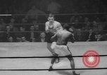 Standbild goldene Handschuhe New York City USA, 1960, aus Sekunde 32 historischem Filmmaterial Videoclip 65675055687