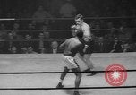 Standbild goldene Handschuhe New York City USA, 1960, aus Sekunde 33 historischem Filmmaterial Videoclip 65675055687