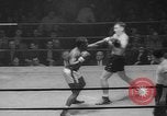 Standbild goldene Handschuhe New York City USA, 1960, aus Sekunde 34 historischem Filmmaterial Videoclip 65675055687