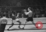 Standbild goldene Handschuhe New York City USA, 1960, aus Sekunde 36 historischem Filmmaterial Videoclip 65675055687
