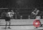 Standbild goldene Handschuhe New York City USA, 1960, aus Sekunde 46 historischem Filmmaterial Videoclip 65675055687