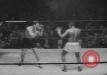 Standbild goldene Handschuhe New York City USA, 1960, aus Sekunde 47 historischem Filmmaterial Videoclip 65675055687