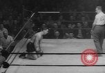 Standbild goldene Handschuhe New York City USA, 1960, aus Sekunde 53 historischem Filmmaterial Videoclip 65675055687
