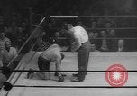 Standbild goldene Handschuhe New York City USA, 1960, aus Sekunde 55 historischem Filmmaterial Videoclip 65675055687