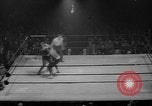 Standbild goldene Handschuhe New York City USA, 1960, aus Sekunde 62 historischem Filmmaterial Videoclip 65675055687