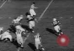 Standbild Fußballspiel New Haven Connecticut USA, 1960, aus Sekunde 10 historischem Filmmaterial Videoclip 65675055693