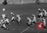 Standbild Fußballspiel New Haven Connecticut USA, 1960, aus Sekunde 14 historischem Filmmaterial Videoclip 65675055693