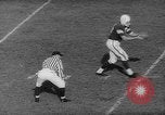 Standbild Fußballspiel New Haven Connecticut USA, 1960, aus Sekunde 29 historischem Filmmaterial Videoclip 65675055693