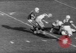 Standbild Fußballspiel New Haven Connecticut USA, 1960, aus Sekunde 36 historischem Filmmaterial Videoclip 65675055693