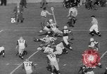 Standbild Fußballspiel New Haven Connecticut USA, 1960, aus Sekunde 56 historischem Filmmaterial Videoclip 65675055693